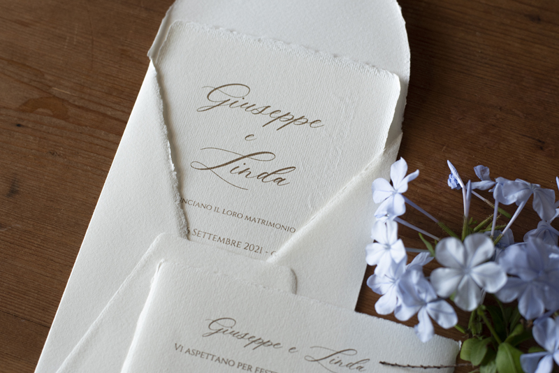 Partecipazione in carta Amalfitana molto elegante con bordi sfrangiati